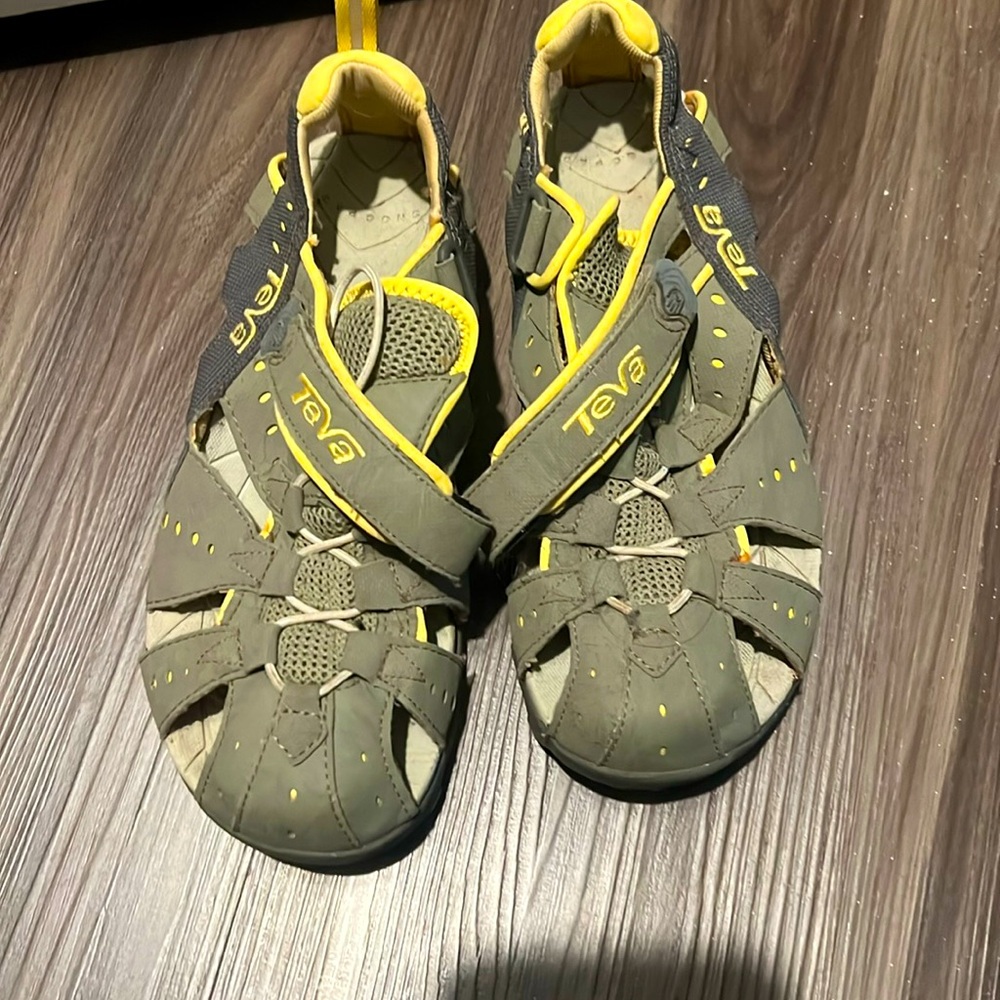 Teva Forebay Sandles. Great tred. Only wore for a 2week trip.